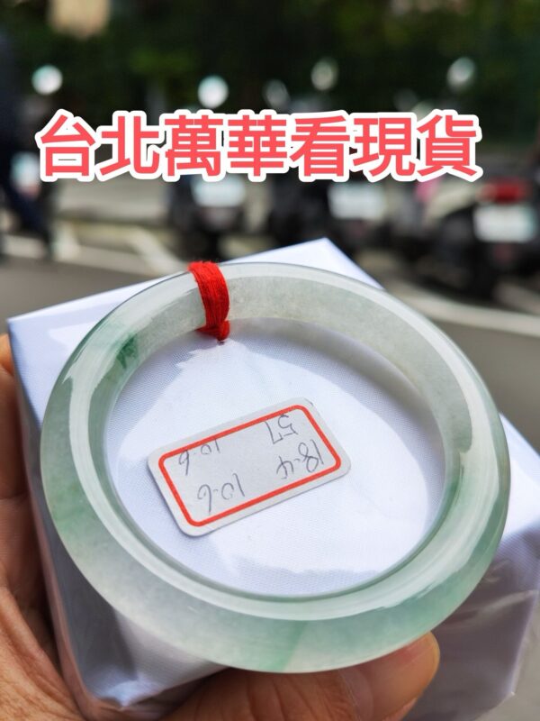 頂級放光玻璃種飄綠花正圈圓骨手鐲