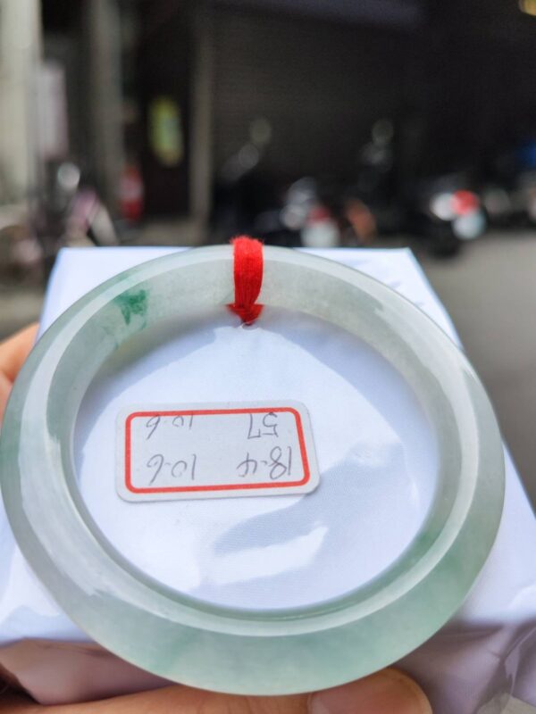 頂級放光玻璃種飄綠花正圈圓骨手鐲
