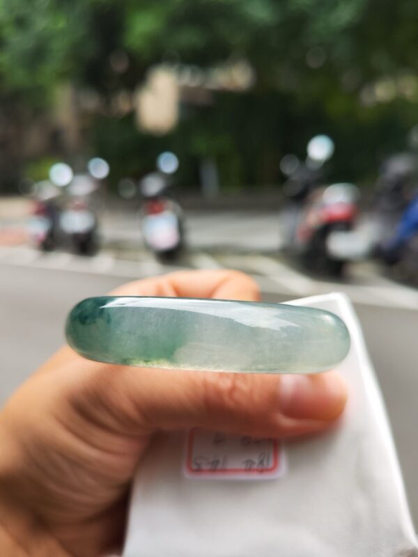 頂級放光玻璃種飄綠花正圈寬版手鐲