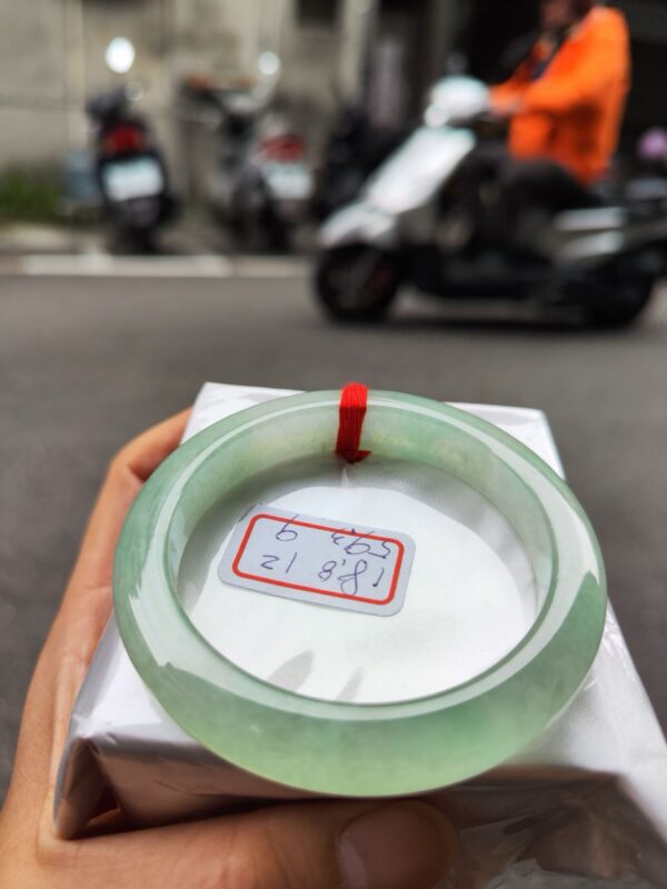 冰種起光膠感十足果綠正圈厚庄手鐲
