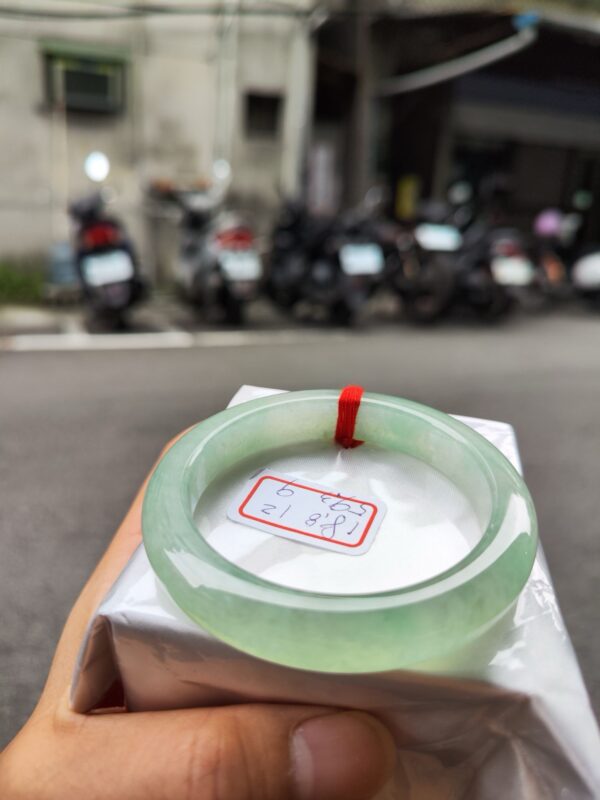 冰種起光膠感十足果綠正圈厚庄手鐲