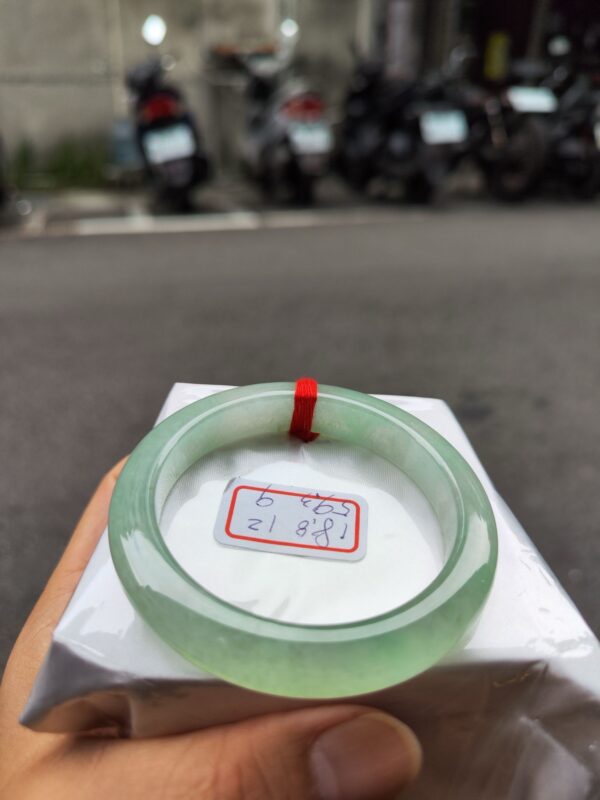 冰種起光膠感十足果綠正圈厚庄手鐲
