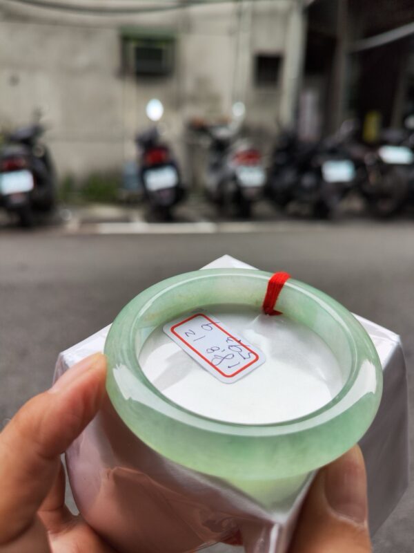 冰種起光膠感十足果綠正圈厚庄手鐲