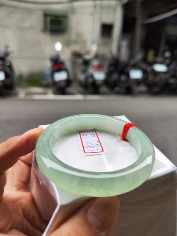 冰種起光膠感十足果綠正圈厚庄手鐲