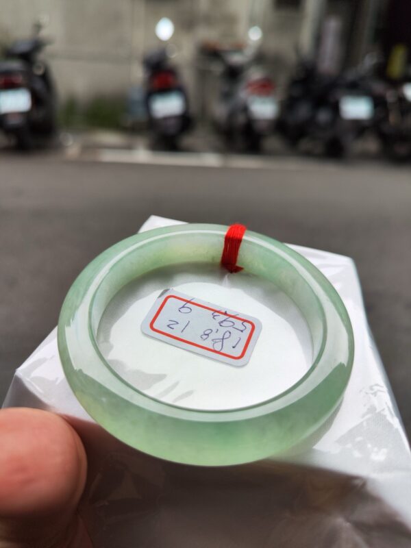 冰種起光膠感十足果綠正圈厚庄手鐲