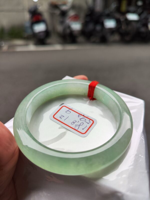 冰種起光膠感十足果綠正圈厚庄手鐲