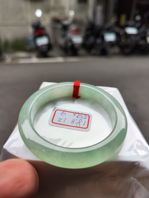 冰種起光膠感十足果綠正圈厚庄手鐲
