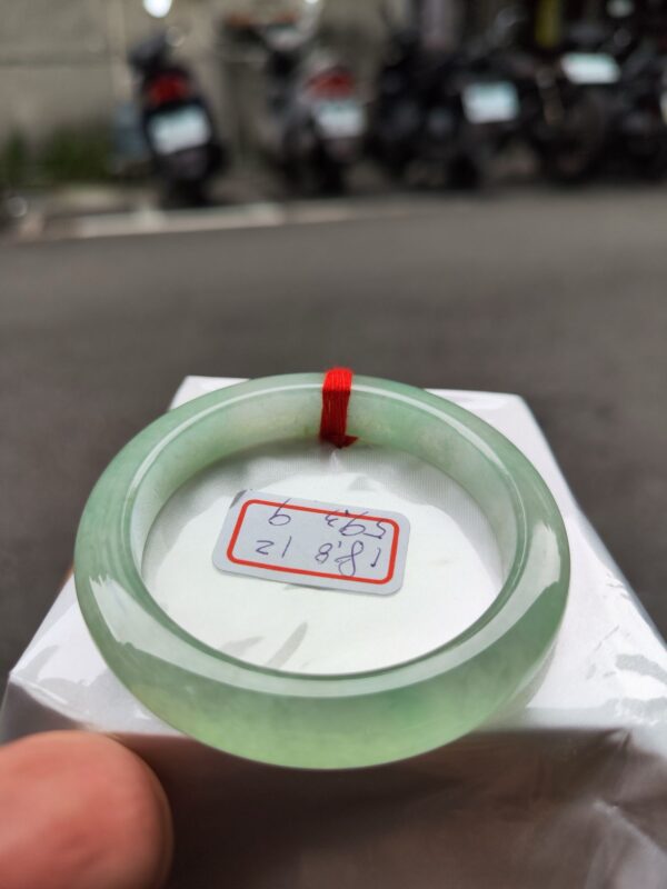 冰種起光膠感十足果綠正圈厚庄手鐲