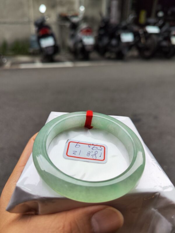 冰種起光膠感十足果綠正圈厚庄手鐲