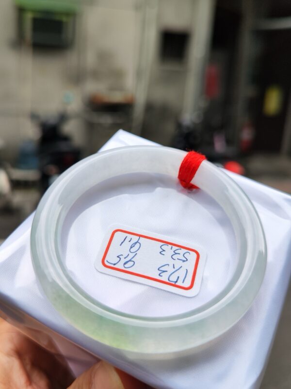 天然緬甸玉A貨 (( 玻璃種))飄花正圈圓骨手鐲