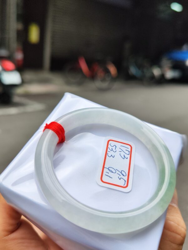 天然緬甸玉A貨 (( 玻璃種))飄花正圈圓骨手鐲