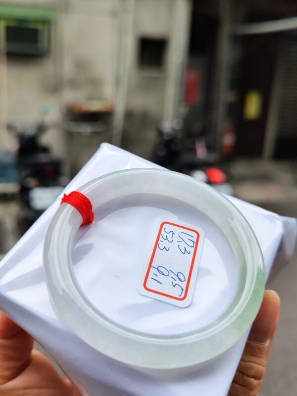 天然緬甸玉A貨 (( 玻璃種))飄花正圈圓骨手鐲