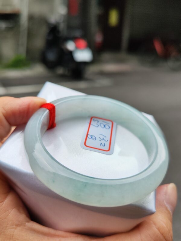 天然緬甸玉A貨 (( 冰種))飄花正圈厚庄手鐲