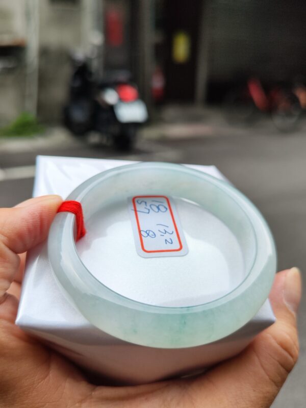 天然緬甸玉A貨 (( 冰種))飄花正圈厚庄手鐲