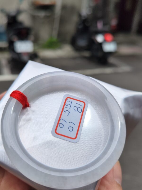 天然緬甸玉A貨 (( 冰種))白月光正圈圓骨手鐲