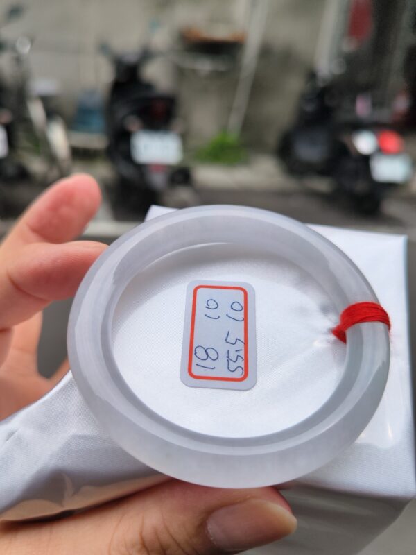 天然緬甸玉A貨 (( 冰種))白月光正圈圓骨手鐲