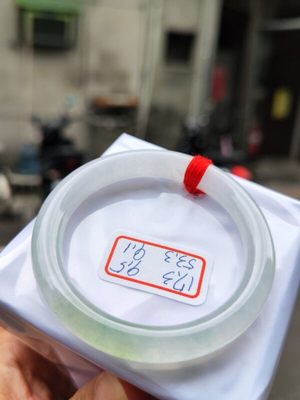 天然緬甸玉A貨 (( 玻璃種))飄花正圈圓骨手鐲
