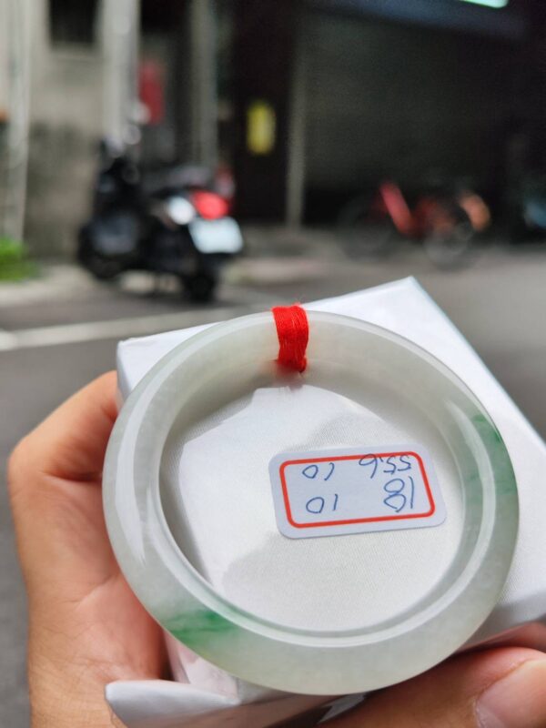 天然緬甸玉A貨 (( 冰種))飄綠正圈圓骨手鐲
