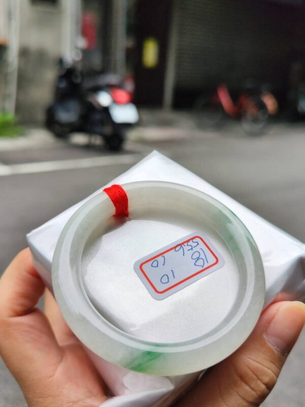 天然緬甸玉A貨 (( 冰種))飄綠正圈圓骨手鐲