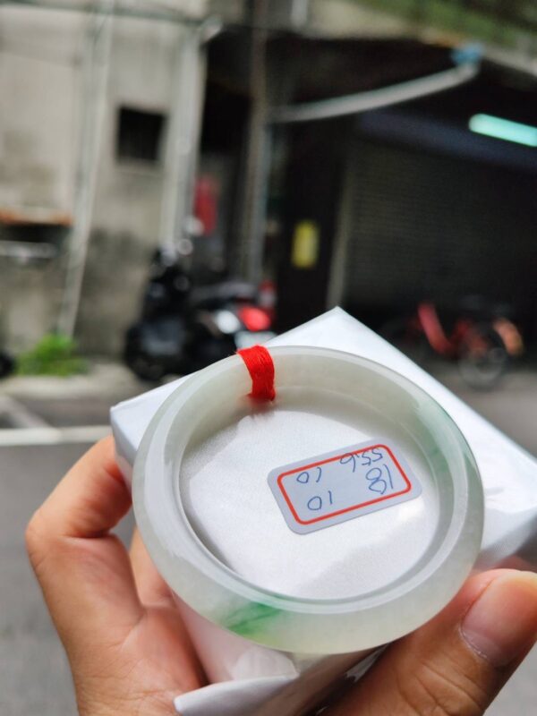 天然緬甸玉A貨 (( 冰種))飄綠正圈圓骨手鐲