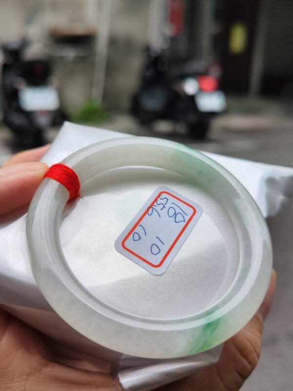 天然緬甸玉A貨 (( 冰種))飄綠正圈圓骨手鐲