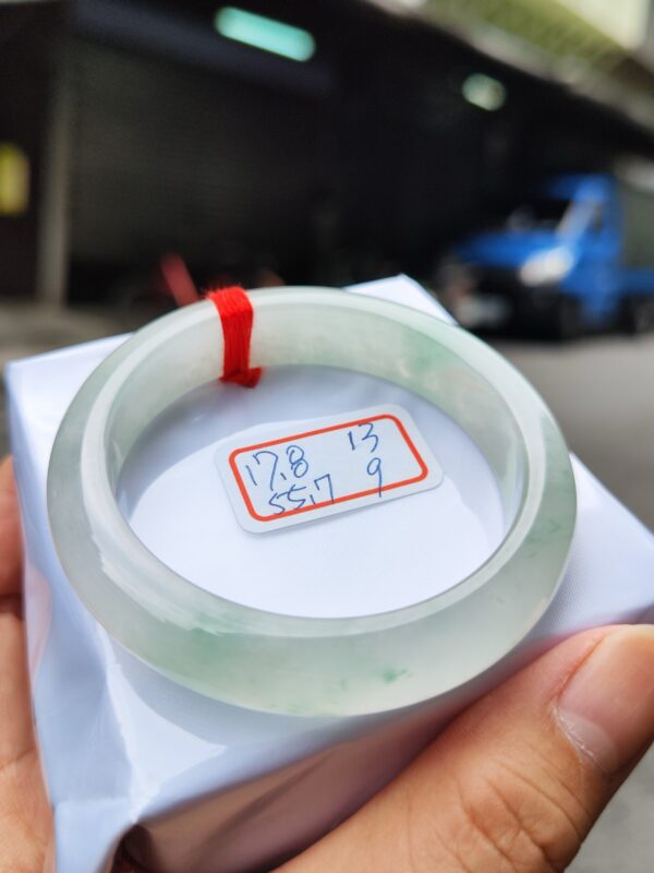 天然緬甸玉A貨 放光玻璃種飄綠花正圈厚庄手鐲