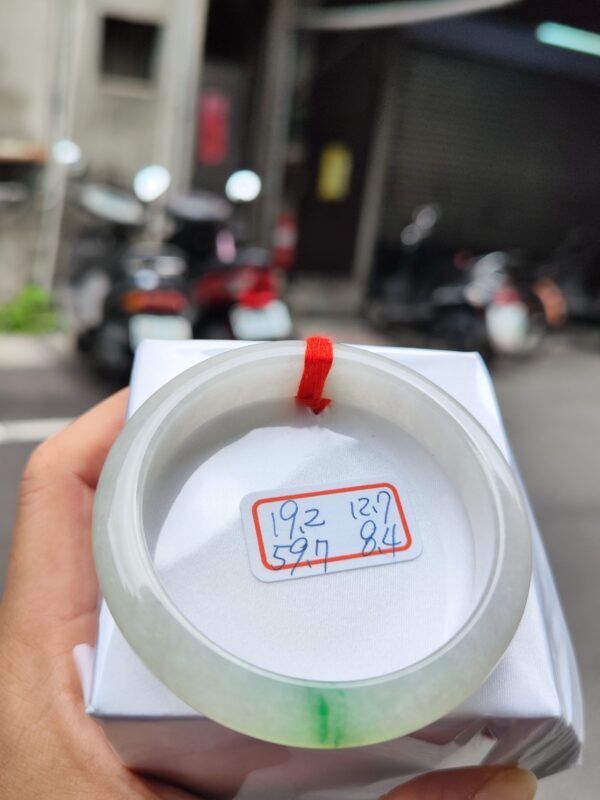 天然緬甸玉A貨 (( 冰種))飄綠花正圈手鐲