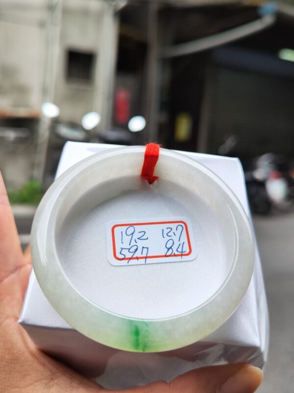 天然緬甸玉A貨 (( 冰種))飄綠花正圈手鐲