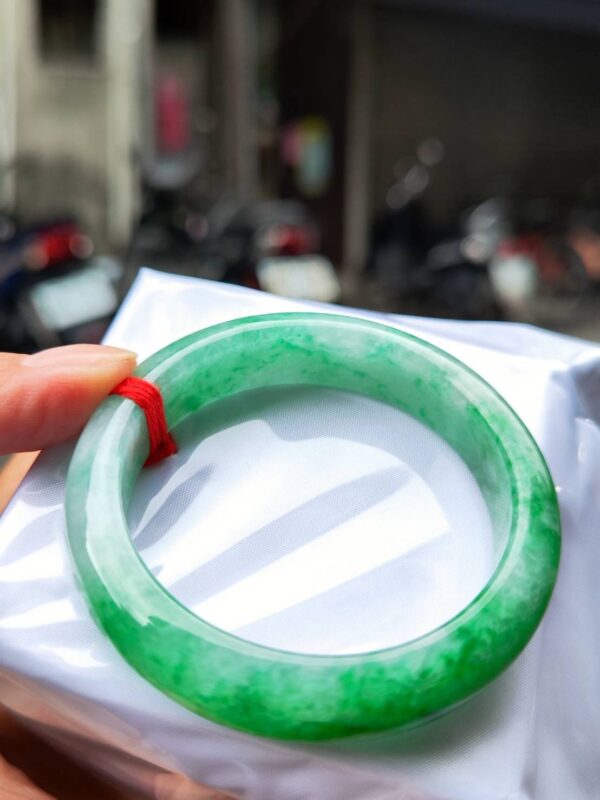 天然緬甸玉A貨 飄陽綠厚庄正圈手鐲