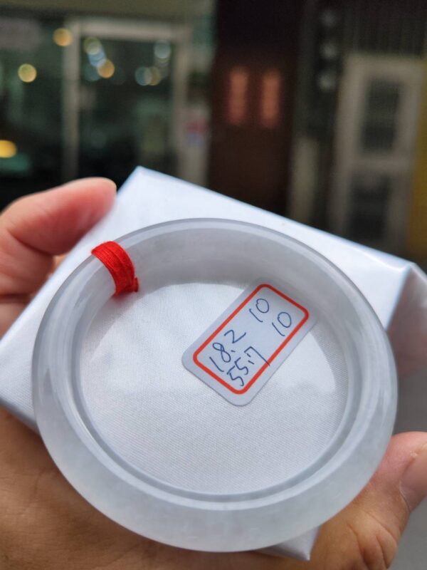 天然緬甸玉A貨 (( 冰種))白月光正圈圓骨手鐲