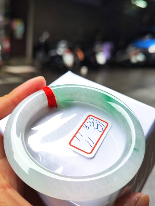 天然緬甸玉A貨 (( 冰種))飄陽綠正圈圓骨手鐲