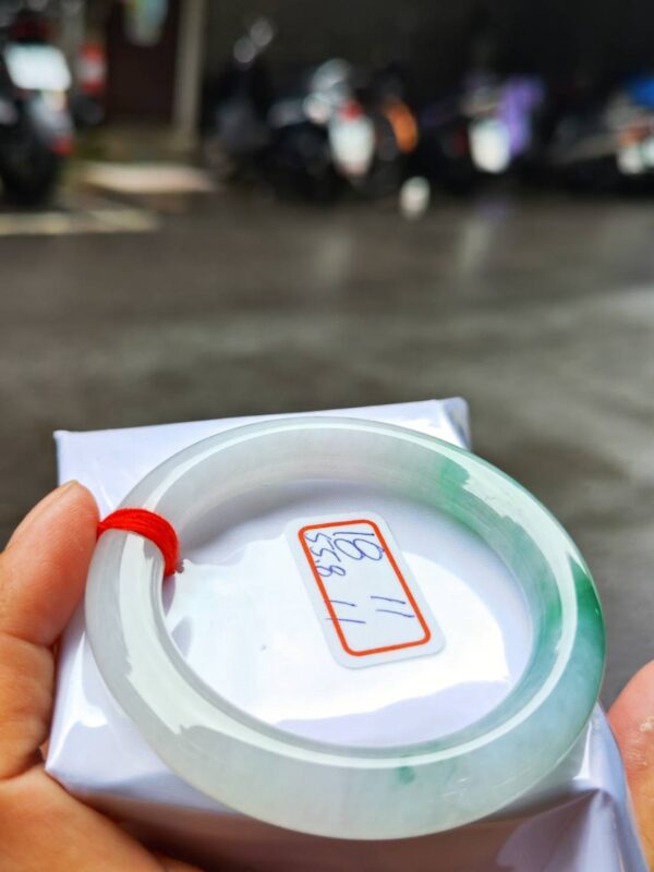 天然緬甸玉A貨 (( 冰種))飄陽綠正圈圓骨手鐲