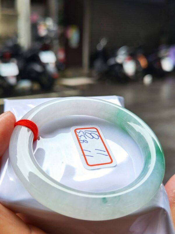 天然緬甸玉A貨 (( 冰種))飄陽綠正圈圓骨手鐲
