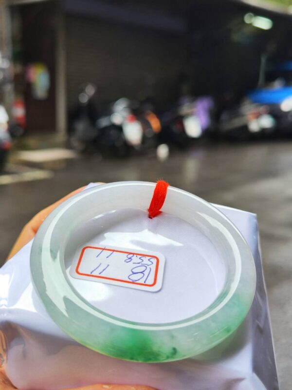 天然緬甸玉A貨 (( 冰種))飄陽綠正圈圓骨手鐲