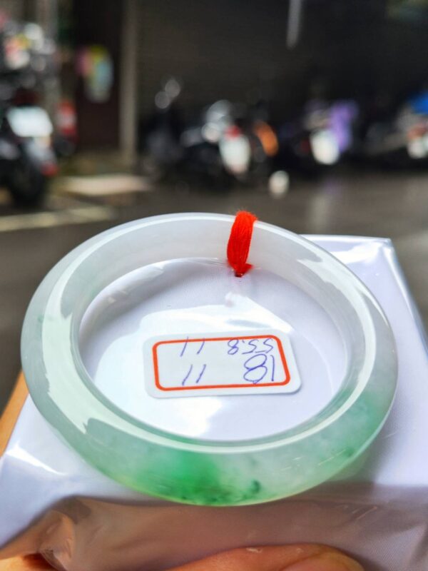 天然緬甸玉A貨 (( 冰種))飄陽綠正圈圓骨手鐲