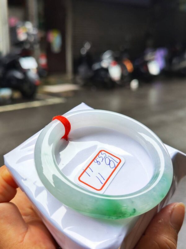 天然緬甸玉A貨 (( 冰種))飄陽綠正圈圓骨手鐲