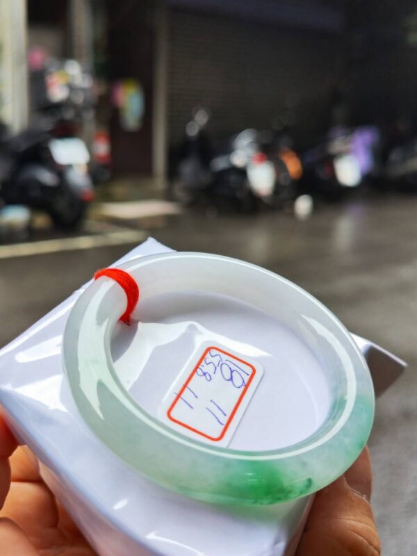 天然緬甸玉A貨 (( 冰種))飄陽綠正圈圓骨手鐲