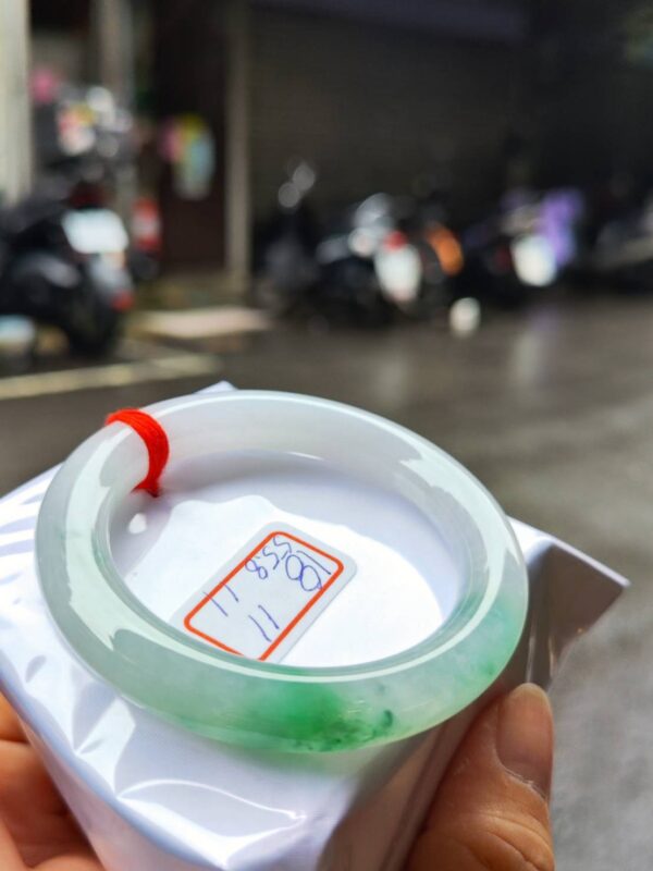 天然緬甸玉A貨 (( 冰種))飄陽綠正圈圓骨手鐲