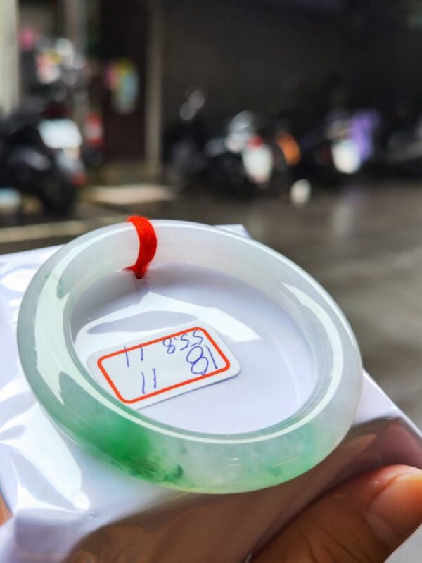 天然緬甸玉A貨 (( 冰種))飄陽綠正圈圓骨手鐲
