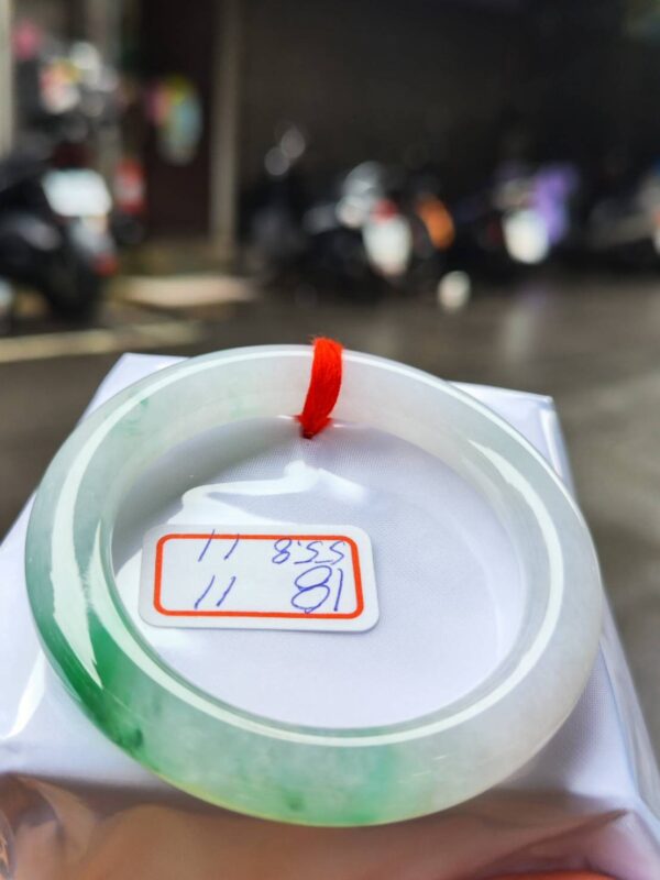 天然緬甸玉A貨 (( 冰種))飄陽綠正圈圓骨手鐲