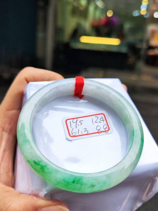 天然緬甸玉A貨 ((糯冰種))飄陽綠正圈厚庄手鐲