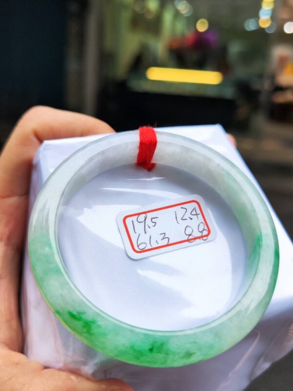 天然緬甸玉A貨 ((糯冰種))飄陽綠正圈厚庄手鐲