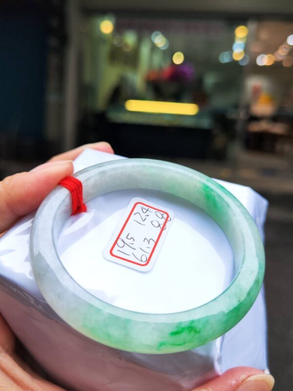 天然緬甸玉A貨 ((糯冰種))飄陽綠正圈厚庄手鐲