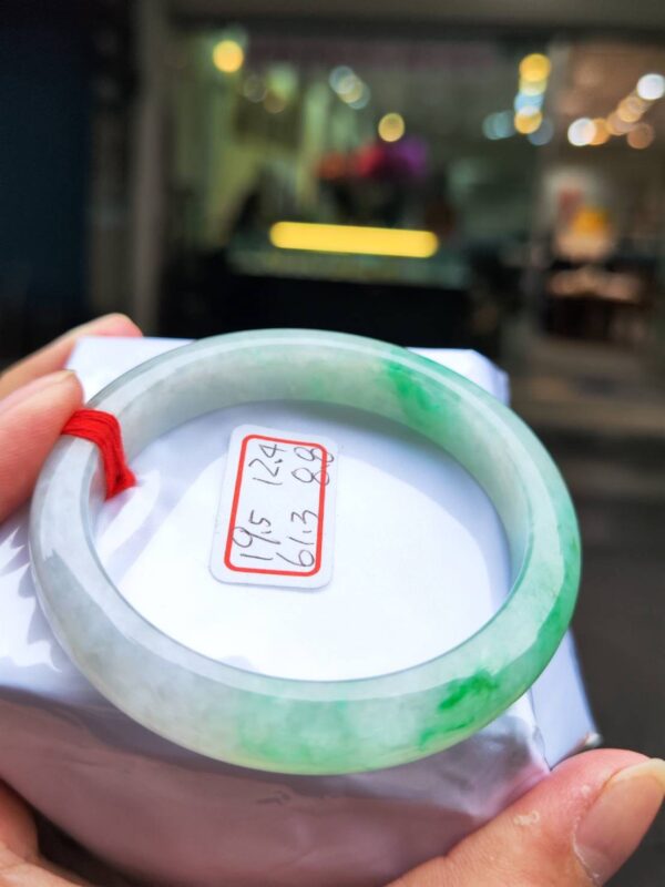天然緬甸玉A貨 ((糯冰種))飄陽綠正圈厚庄手鐲