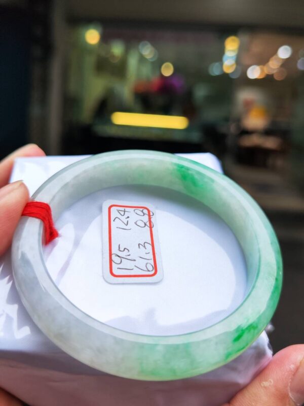 天然緬甸玉A貨 ((糯冰種))飄陽綠正圈厚庄手鐲