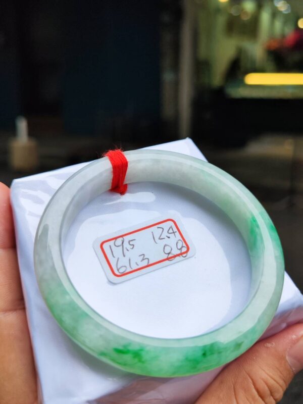 天然緬甸玉A貨 ((糯冰種))飄陽綠正圈厚庄手鐲