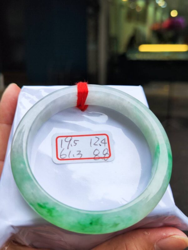天然緬甸玉A貨 ((糯冰種))飄陽綠正圈厚庄手鐲