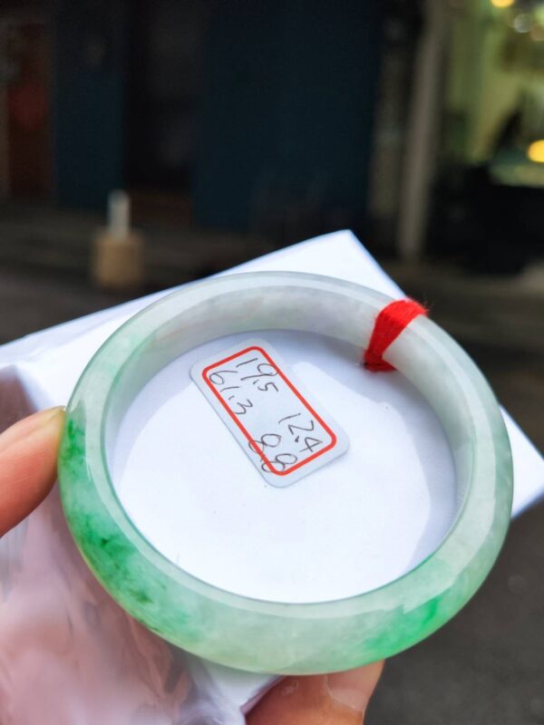 天然緬甸玉A貨 ((糯冰種))飄陽綠正圈厚庄手鐲