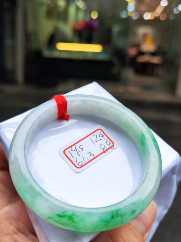 天然緬甸玉A貨 ((糯冰種))飄陽綠正圈厚庄手鐲