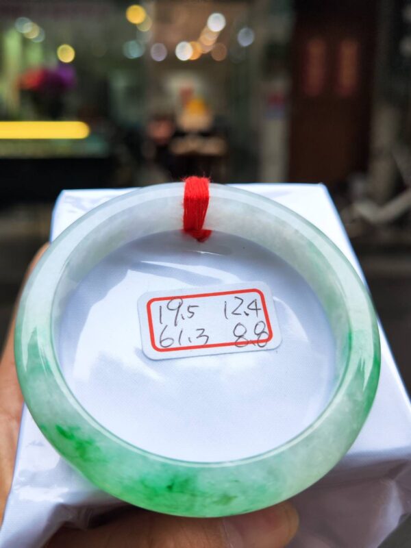 天然緬甸玉A貨 ((糯冰種))飄陽綠正圈厚庄手鐲